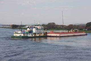 Balsas navegando pelo leito do Rio Paraguai. (Foto: Chico Ribeiro)
