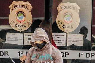 Bruno César de Carvalho, 24 anos, deixou 1ª DP escondendo o rosto e sem falar com a reportagem (Foto: Silas Lima)