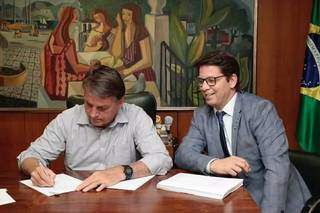 Bolsonaro assinando o decreto que regulamenta a Lei Aldir Blanc no último dia 17 junto do secretário nacional de cultura, Mario Frias (Foto: Divulgação/Instagram)