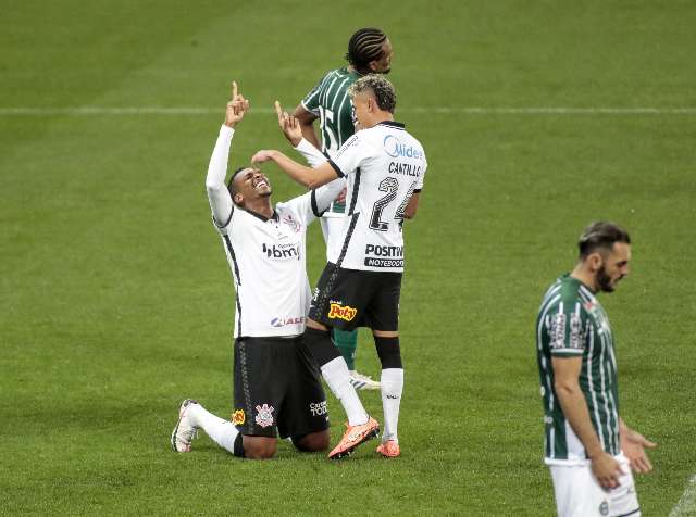 Jogando em casa, Corinthians vence o Coritiba por 3 a 1