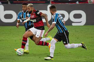 Gabigol (de vermelho) em disputa de bola durante a partida desta noite. (Foto: Alexandre Vidal / Flamengo)