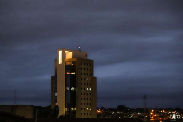 Chuva no início da noite anuncia chegada do frio com aviso de vendaval