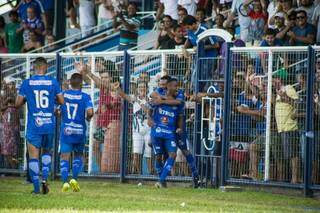 Jogadores do Aquidauanense comemoral gol no estádio Noroeste (Foto: Vinícius Eduardo)