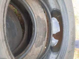 Água acumulada nos pneus. (Foto:Direto das Ruas)