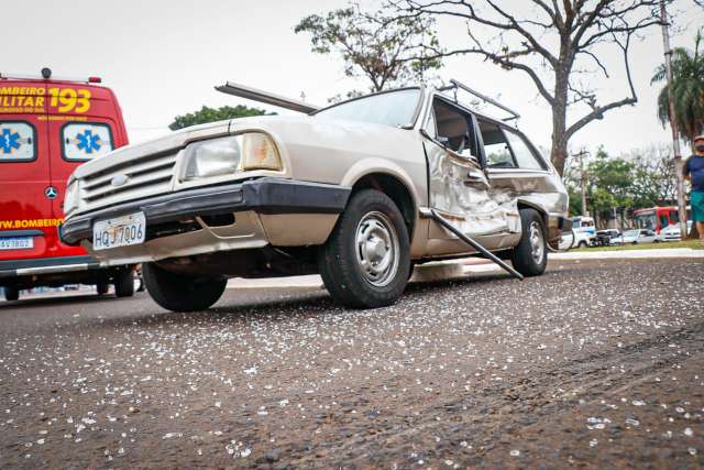 Caminhão guincho atinge Belina e motorista de 72 anos é socorrido