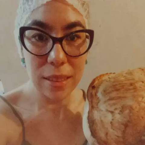 Com medo de ir à padaria pela covid, Renata passou a fazer pão em casa