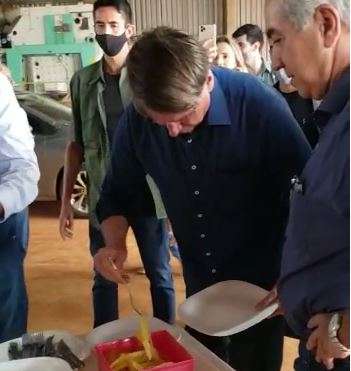 Em fazenda de Maracaju, presidente comeu churrasco e andou em colheitadeira