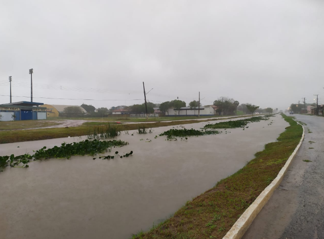 Chuva ininterrupta alaga ruas e faz c&oacute;rrego chegar a n&iacute;vel m&aacute;ximo