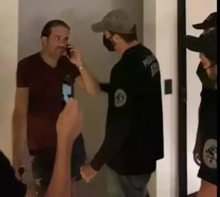 Aloisyo Coutinho conversa com policiais durante abordagem (Foto: Vídeo Direto das Ruas/Reprodução)