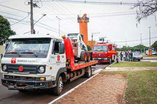 Caminhão guincho levava retroescavadeira quando sofre acidente. (Foto: Henrique Kawaminami)