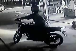 O assassinato foi filmado. Depois do crime, Bruno fugiu do local de moto (Foto: Reprodução Vídeo)
