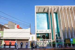 Fila em frente ao prédio da Funtrab no Centro de Campo Grande. (Foto: Henrique Kawaminami)