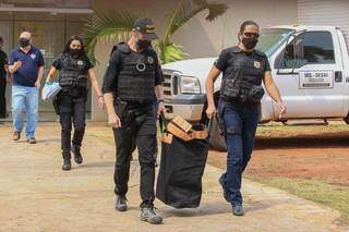 Policiais deixam sede do DSEI com malote de documentos (Foto: Marcos Maluf)