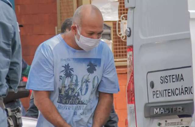 &quot;Pedreiro Assassino&quot; fica 2 horas em cl&iacute;nica para exame sobre sa&uacute;de mental