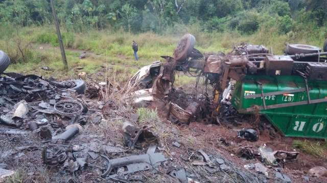 Colis&atilde;o entre carretas mata duas pessoas na rodovia MS-164