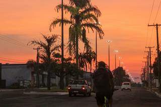 Na região da Avenida Manoel da Costa Lima, céu de tom laranja deu um show a parte no amanhecer em Campo Grande. (Foto:Henrique Kawaminami)