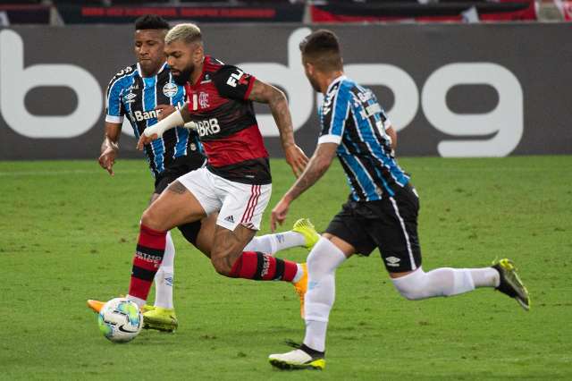 Gr&ecirc;mio sai na frente, mas Flamengo alcan&ccedil;a empate com gol de Gabibol 