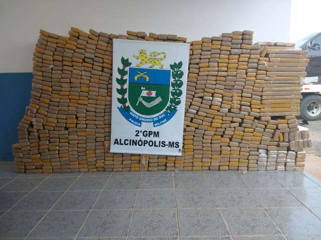 Traficantes s&atilde;o presos com quase 900 quilos de maconha na MS-436