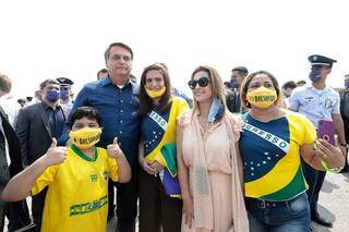 Presidente Bolsonaro e senador Soraya Thronicke com apoiadores em Corumbá (Foto: Secom/Planalto)