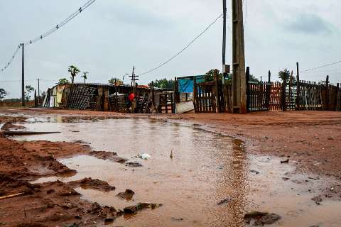 Na favela, chegada de chuva e frio é sinônimo de dias ainda mais difíceis 