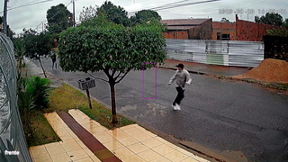 Um dos bandidos, que se identificou para a polícia como Matheus Fernandes Araújo, de 21 anos, corre após troca de tiros (Foto: Reprodução)