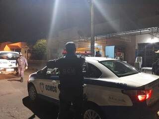 Guardas durante fiscalização na noite de ontem (Foto: Divulgação)