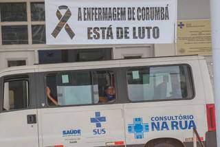 Faixa mostra luto da enfermagem,  que recebeu proposta de reajuste zero da junta interventora da Santa Casa. (Foto: Marcos Maluf)