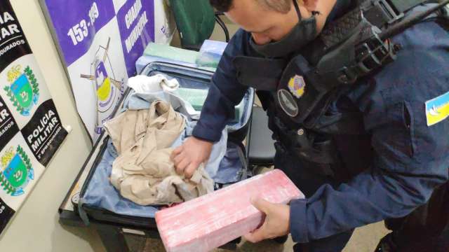 Jovem &eacute; abordado por estar sem m&aacute;scara e acaba preso com maconha na rodovi&aacute;ria