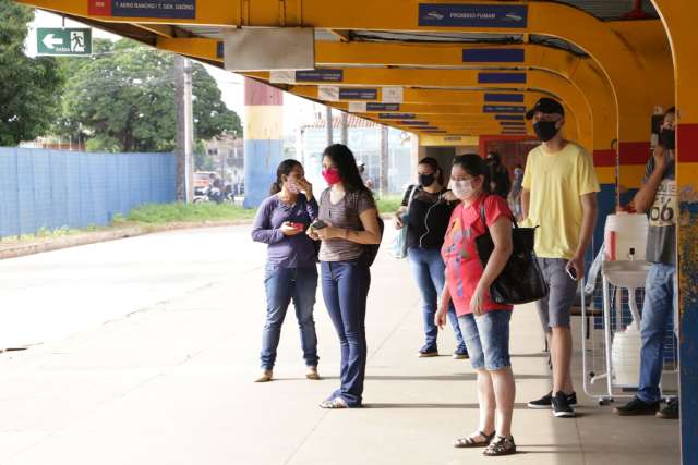 Terminais de &ocirc;nibus reabrem aos domingos e linhas passam de 12 a 46