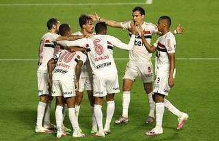 Elenco do São Paulo comemorando gol na rodada anterior (Foto: Divulgação)