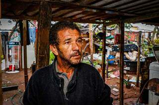 Alexandre Cândido Rosa, 46 anos, mora na favela há quatro anos. (Foto: Henrique Kawaminami)