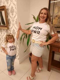 Girl Power e Mom Power: camiseta mãe e filha usada pelas clientes Chloe e Pauline Greco. (Foto: Arquivo Pessoal)