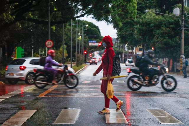 Depois de sofrer com calor&atilde;o, campo-grandense comemora chuva e frio necess&aacute;rios