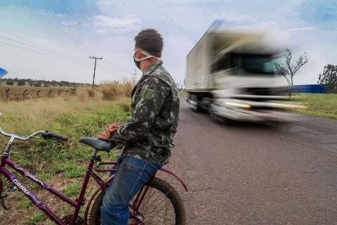 Parceira do trabalhador nas rodovias, bicicleta &eacute; risco que todo m&ecirc;s mata um