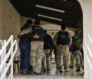 Policiais do GOI, que trabalhavam com Joel, chegando ao velório. (Foto: Kísie Ainoã)