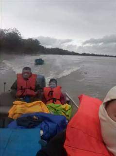 Pai e filho saem para pescar no Rio Paraguai, ficam &agrave; deriva e s&atilde;o resgatados