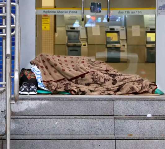 Solidariedade &ldquo;cobriu&rdquo; quem s&oacute; tinha papel&atilde;o para enfrentar noite fria