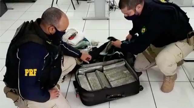 Dupla &eacute; presa em &ocirc;nibus com tabletes de maconha, haxixe e muni&ccedil;&otilde;es 