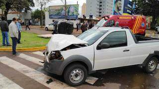 Atingida por Strada, caminhonete tomba em cruzamento no Centro
