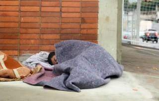 Morador de rua dormindo no início da manhã desta sexta-feira (21) na região central de Campo Grande (Foto: Kisie Ainoã)