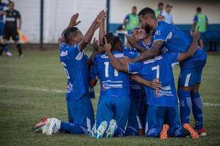 Jogadores do Aquidauanense comemoram gol no estádio Noroeste (Foto: Divulgação)