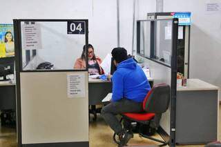 Trabalhador durante atendimento na Fundação Social do Trabalho, localizada na região central de Campo Grande(Foto: arquivo/Campo Grande News)