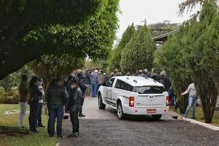 Carro da funerária entre entre dezenas de policiais no Memorial Park. (Foto: Paulo Francis)