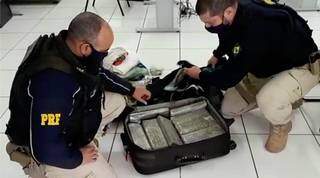 Dupla &eacute; presa em &ocirc;nibus com tabletes de maconha, haxixe e muni&ccedil;&otilde;es 