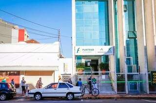 Movimentação em frente à sede da Funtrab no Centro de Campo Grande (Foto: divulgação/Campo Grande News)