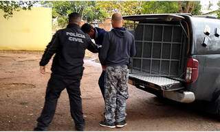 Depois da prisão, suspeito foi levado para a Delegacia de Polícia Civil de Ribas do Rio Pardo (Foto: Rio Pardo News)