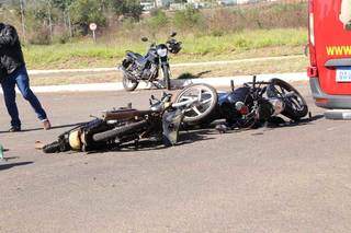 Convers&atilde;o provoca acidente entre motos e duas pessoas ficam feridas