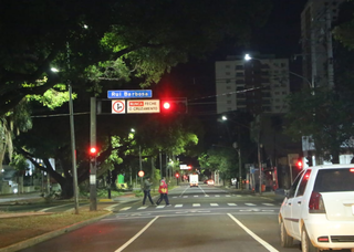 Dia amanhecendo ainda com céu escuro no cruzamento da Avenida Afonso Pena com a Rui Barbosa (Foto: Kisie Aionã)