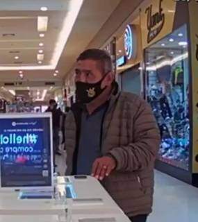 “Mão leve”, mulher furta celular “de costas” em quiosque de shopping “Mão leve”, mulher furta celular “de costas” em quiosque de shopping