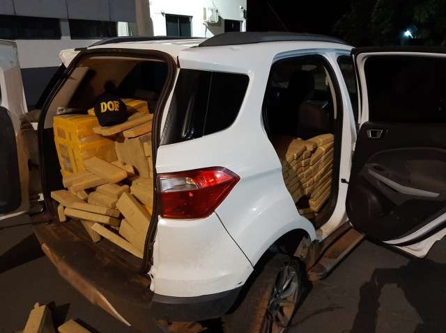 Motorista foge em alta velocidade e abandona carro com 600 kg de maconha